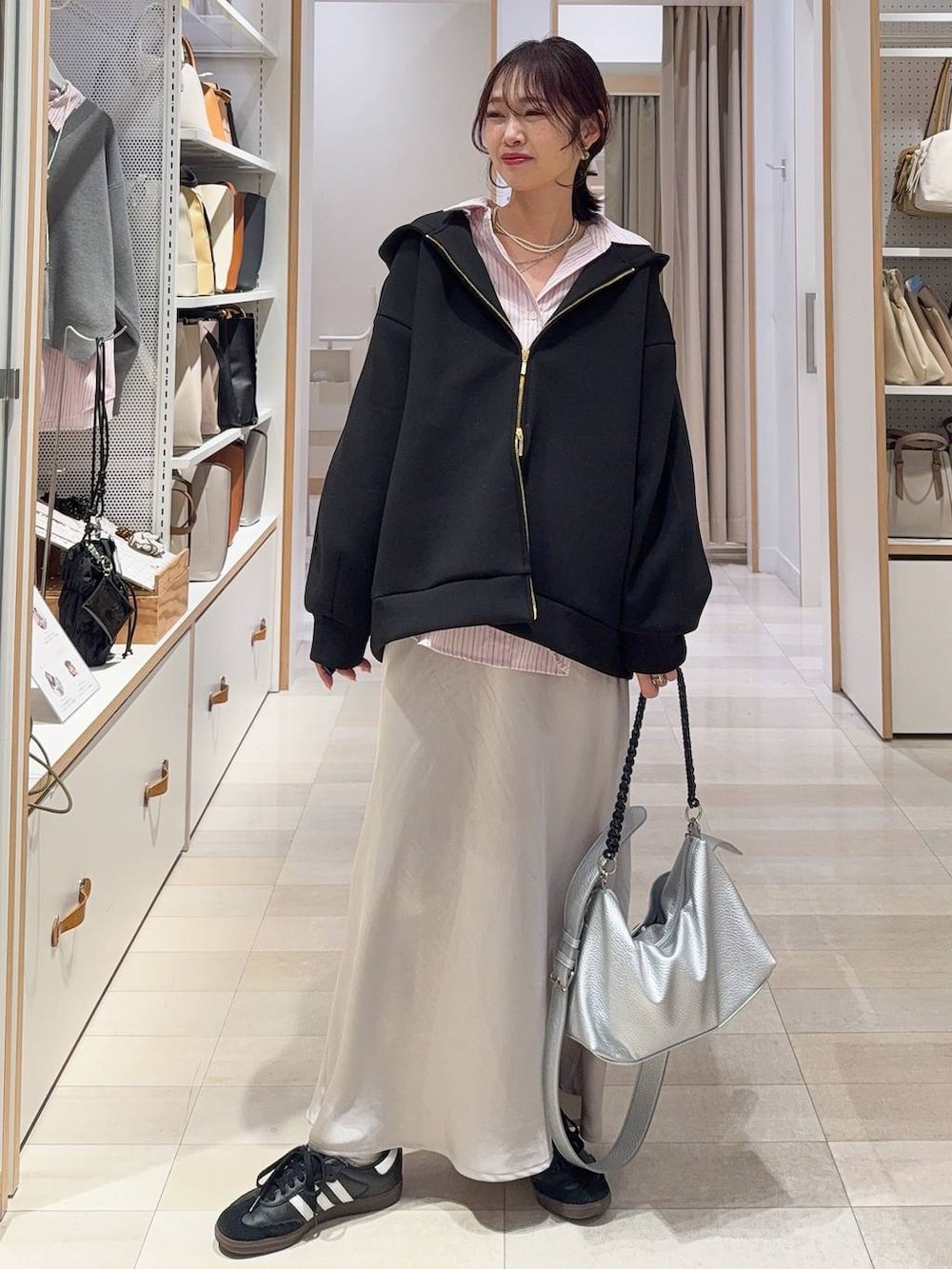 グレー系のワンピース、ベージュ系のその他パンツ、ブラック系のパーカーを着用したレディースの春コーディネートの5枚目の写真