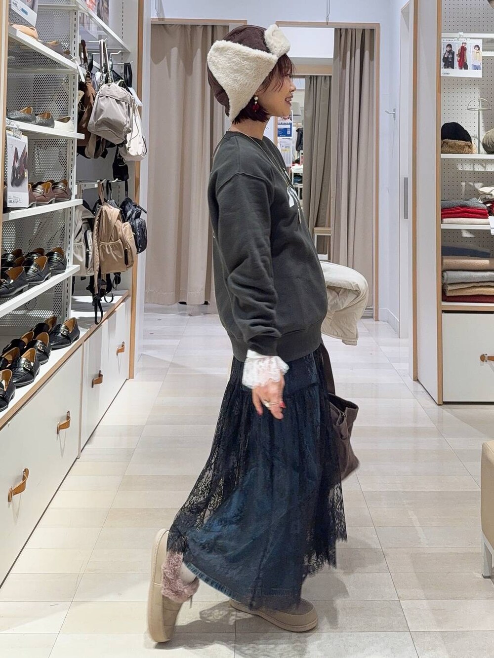 ベージュ系のブルゾン、ホワイト系のTシャツ/カットソー、イエロー系のワンピースを着用したレディースの秋コーディネートの7枚目の写真