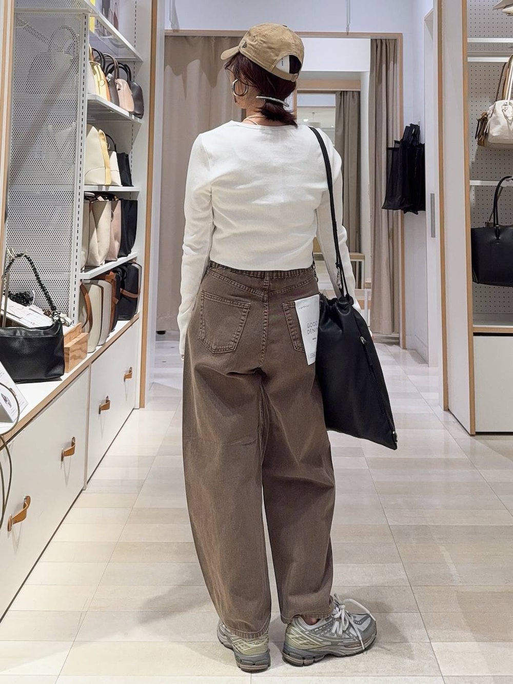 ベージュ系のハットを着用したレディースの冬コーディネートの6枚目の写真