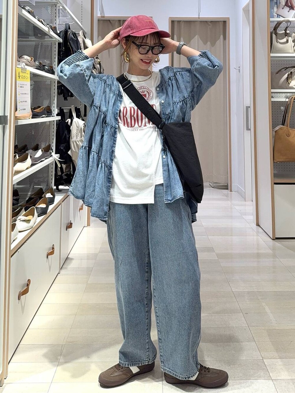 ブルー系のデニムパンツ、ブラック系のその他パンツ、ベージュ系のつなぎ/オールインワンを着用したレディースの夏コーディネートの9枚目の写真