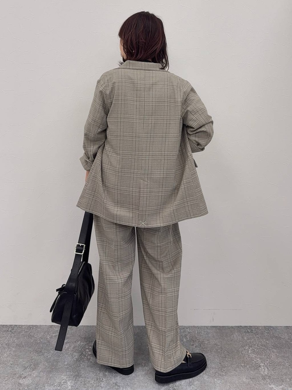 ブラック系のローファー、ブラック系のショルダーバッグ、ベージュ系のその他パンツを着用したレディースの春コーディネートの4枚目の写真