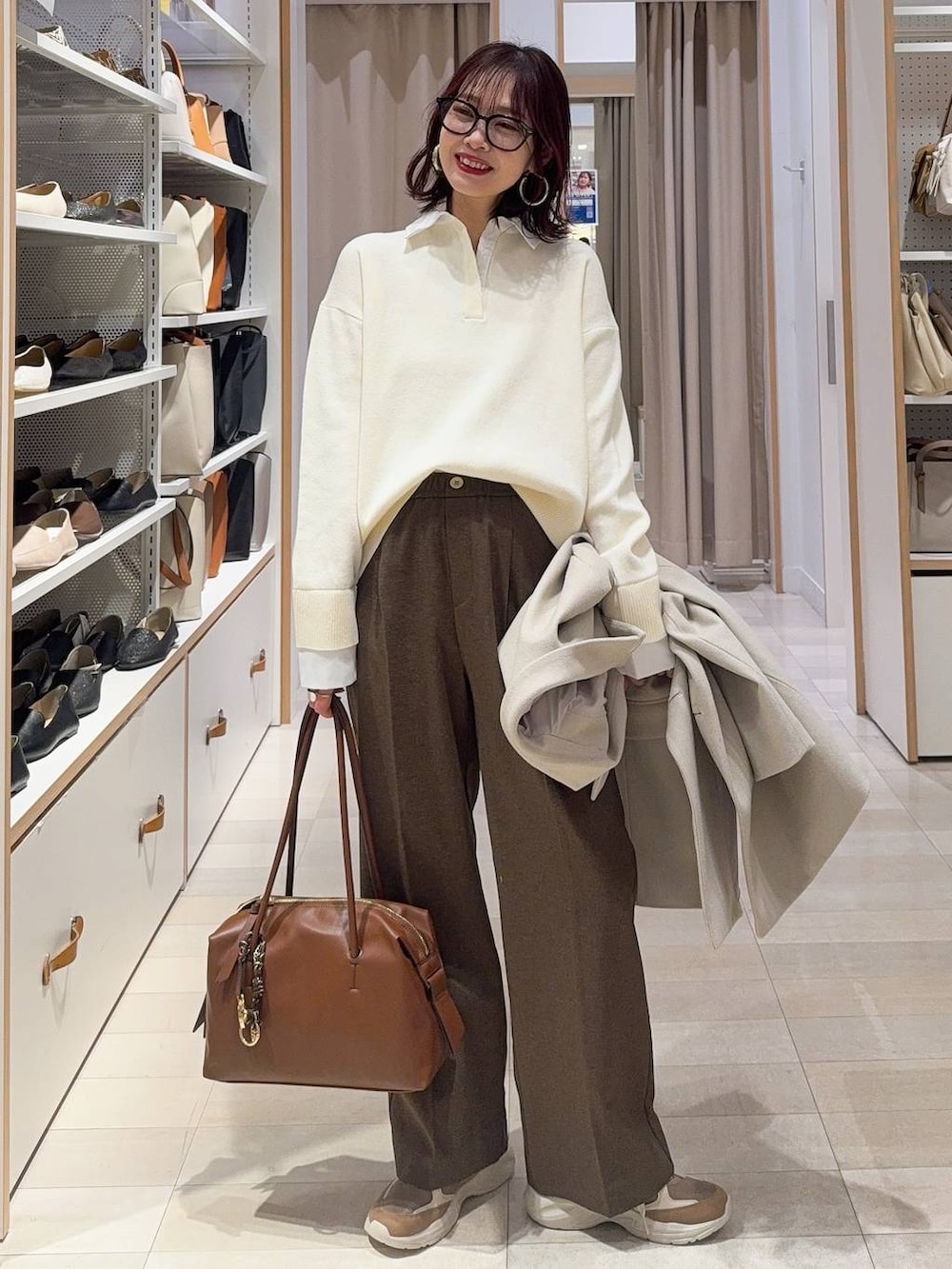 ブラウン系のボストンバッグ、ブラウン系のその他パンツ、ブラウン系のその他シューズを着用したレディースの冬コーディネートの2枚目の写真