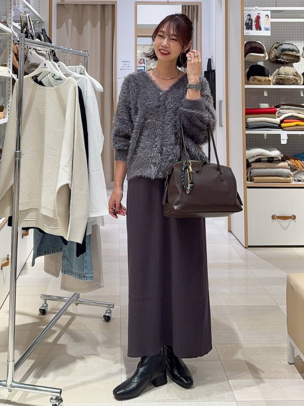 ブラウン系のボストンバッグ、グレー系のその他パンツ、グレー系のワンピースを着用したレディースの秋コーディネートの3枚目の写真