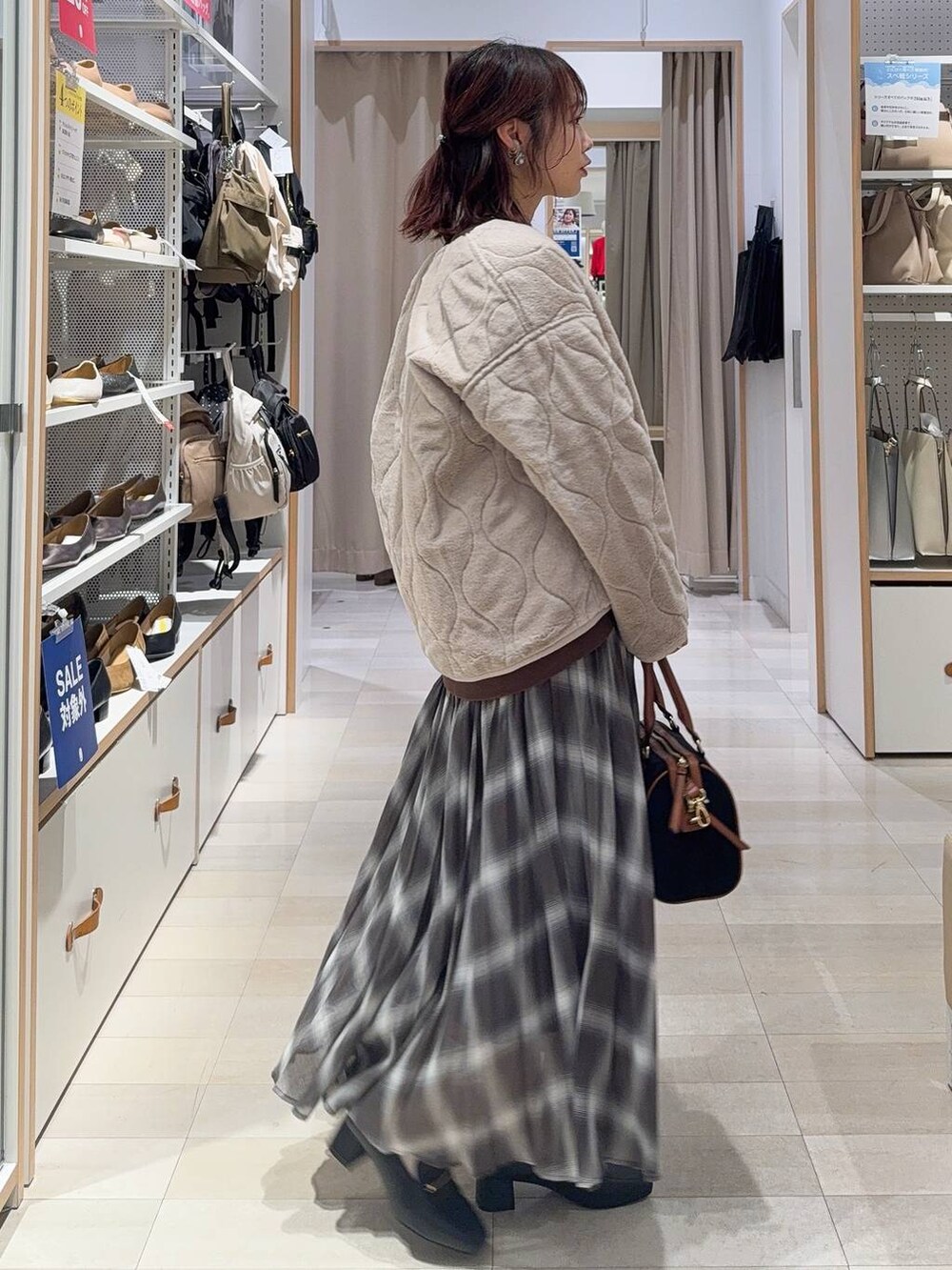 ブラック系のローファー、ベージュ系のブルゾン、ブラウン系のスウェットを着用したレディースの秋コーディネートの6枚目の写真