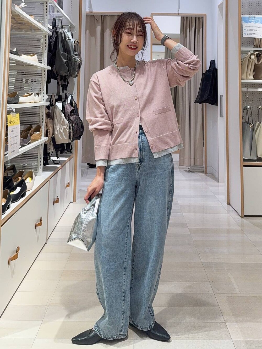 ブラック系のバレエシューズ、ブラック系のショルダーバッグ、ホワイト系のTシャツ/カットソーを着用したレディースの秋コーディネートの3枚目の写真