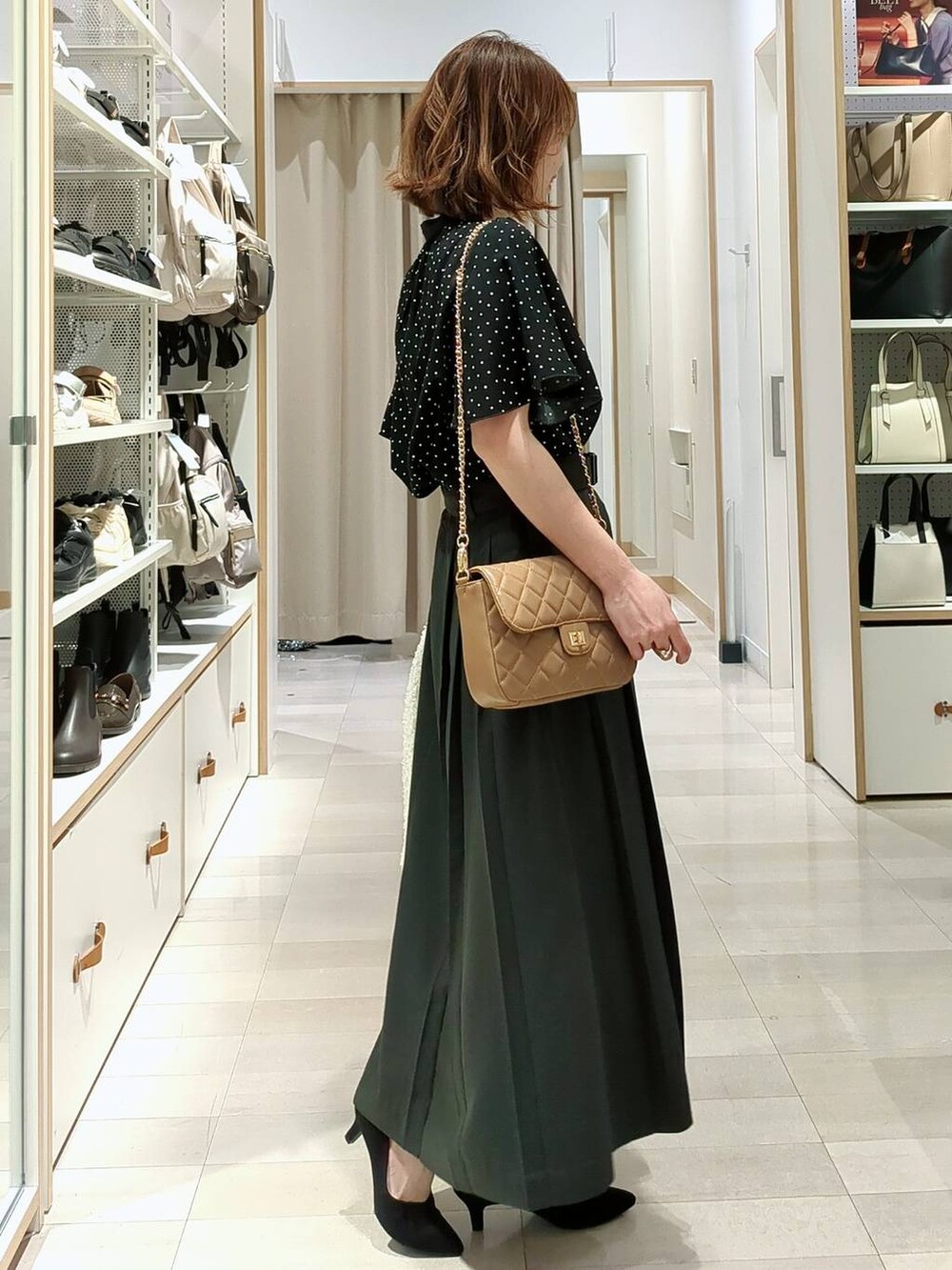 ベージュ系のショルダーバッグ、その他のパンプス、その他のシャツ/ブラウスを着用したレディースの春コーディネートの6枚目の写真