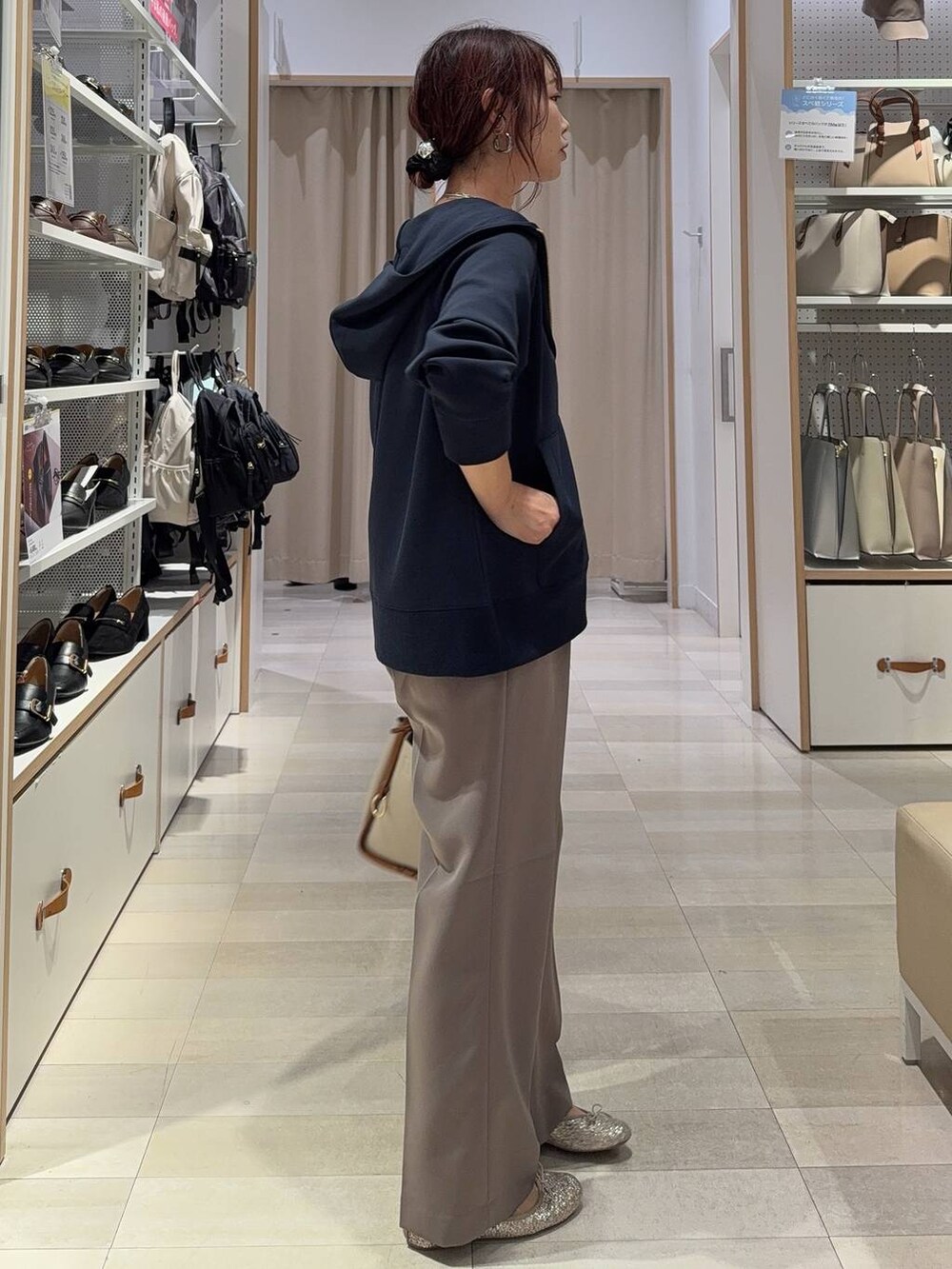 ブラック系のスニーカー、ブラック系のスカート、ホワイト系のTシャツ/カットソーを着用したレディースの秋コーディネートの5枚目の写真