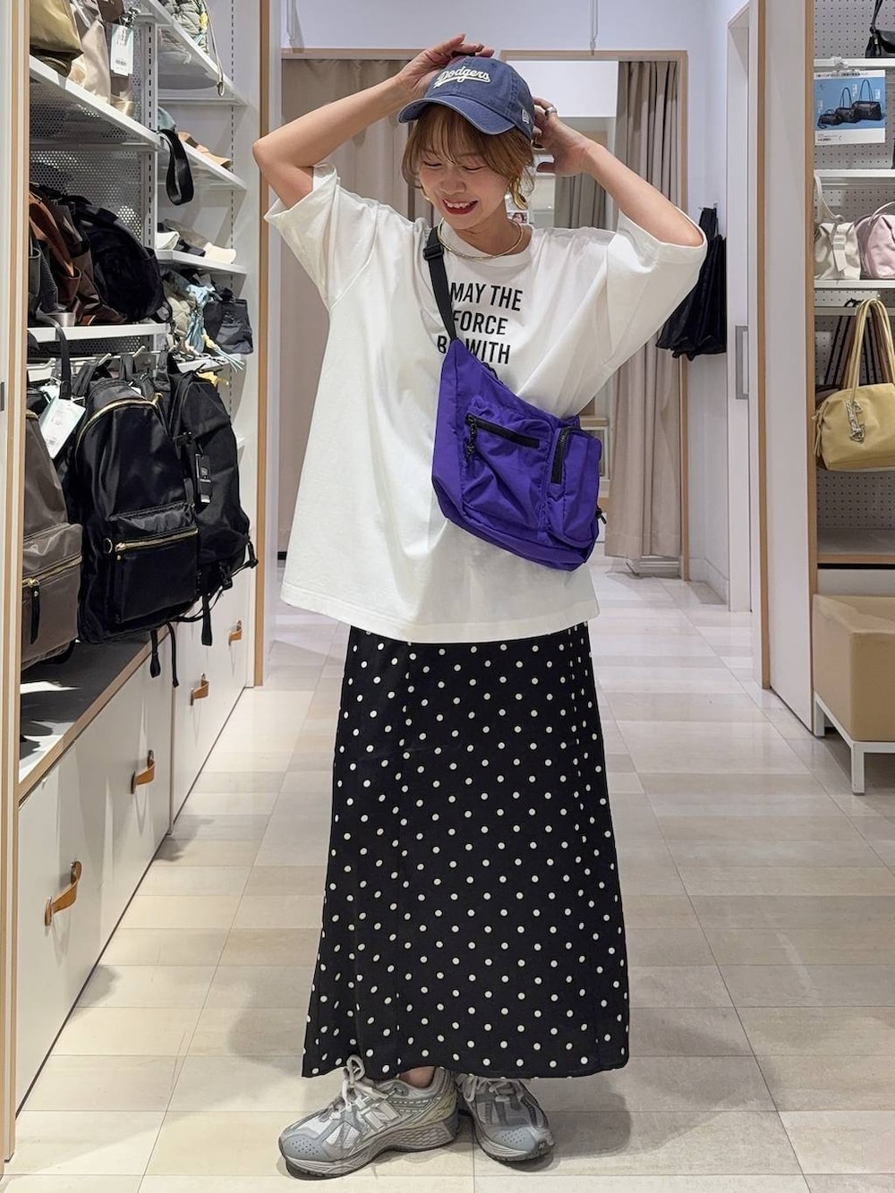 ブルー系のデニムパンツ、ベージュ系のタンクトップ、ホワイト系のTシャツ/カットソーを着用したレディースの春コーディネートの4枚目の写真