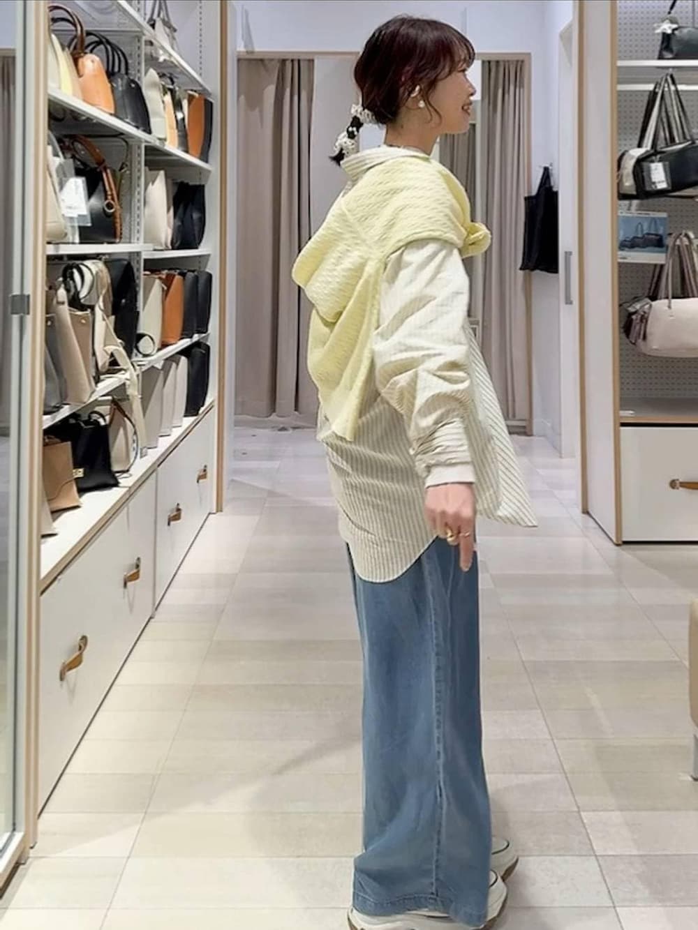 ホワイト系のブルゾン、ホワイト系のニット/セーター、イエロー系のカーディガン/ボレロを着用したレディースの春コーディネートの7枚目の写真