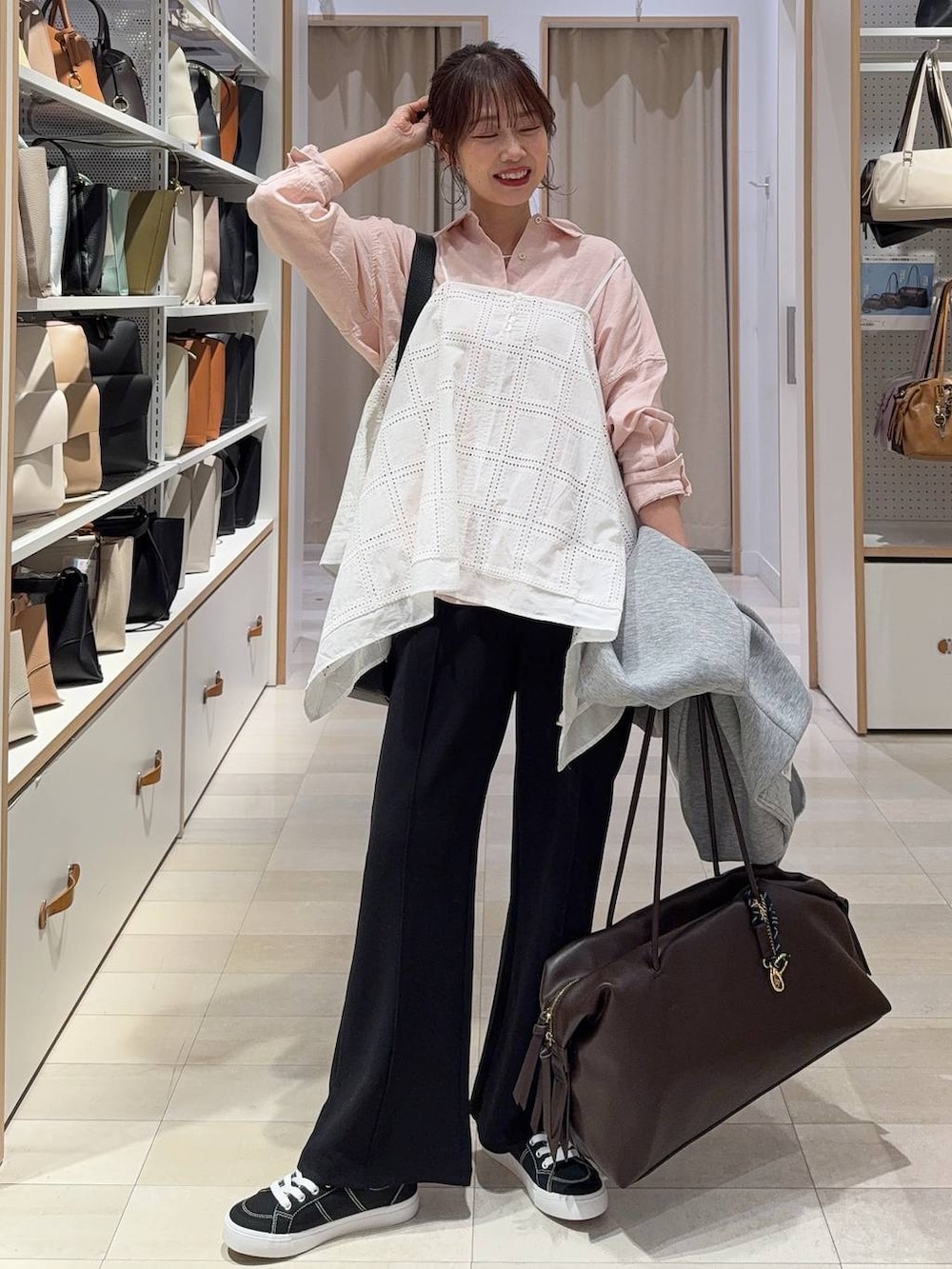 グレー系のブルゾン、ピンク系のシャツ/ブラウス、ブラウン系のボストンバッグを着用したレディースの春コーディネートの4枚目の写真