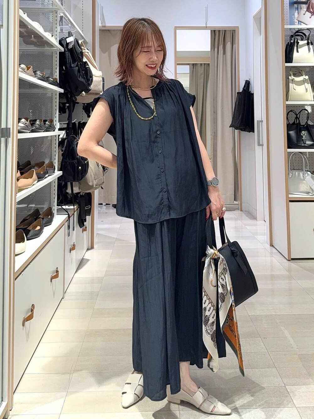 ベージュ系のパンプス、ホワイト系のショルダーバッグ、グレー系のその他パンツを着用したレディースの夏コーディネートの3枚目の写真