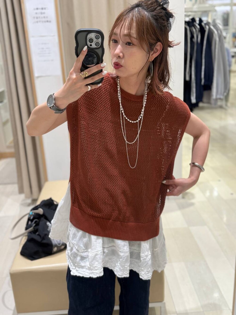 ブルー系のデニムパンツ、ベージュ系のキャミソール、ブラウン系のTシャツ/カットソーを着用したレディースの夏コーディネートの2枚目の写真