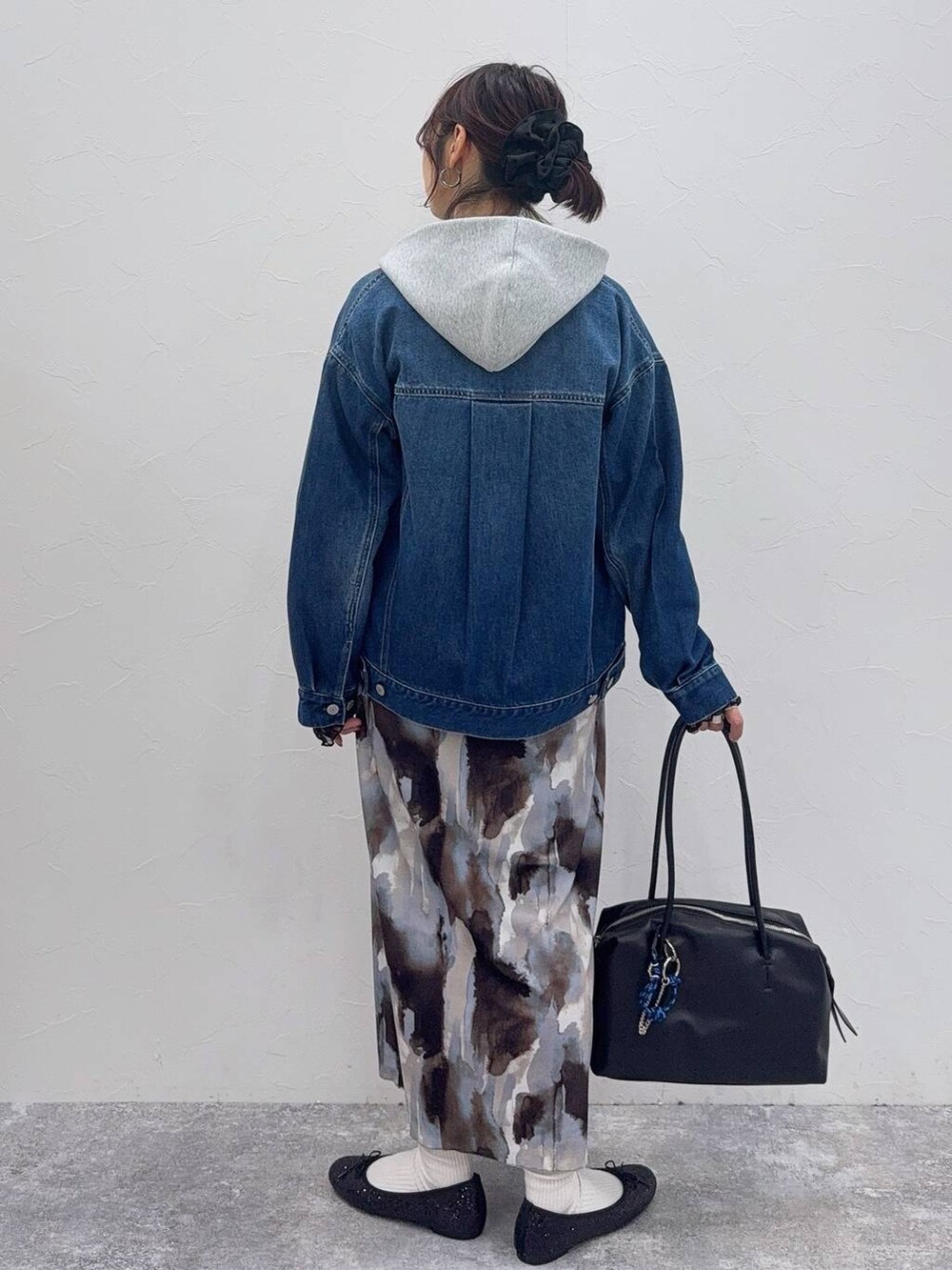 ブラック系のバレエシューズ、ブラック系のボストンバッグ、ブラック系のTシャツ/カットソーを着用したレディースの冬コーディネートの3枚目の写真