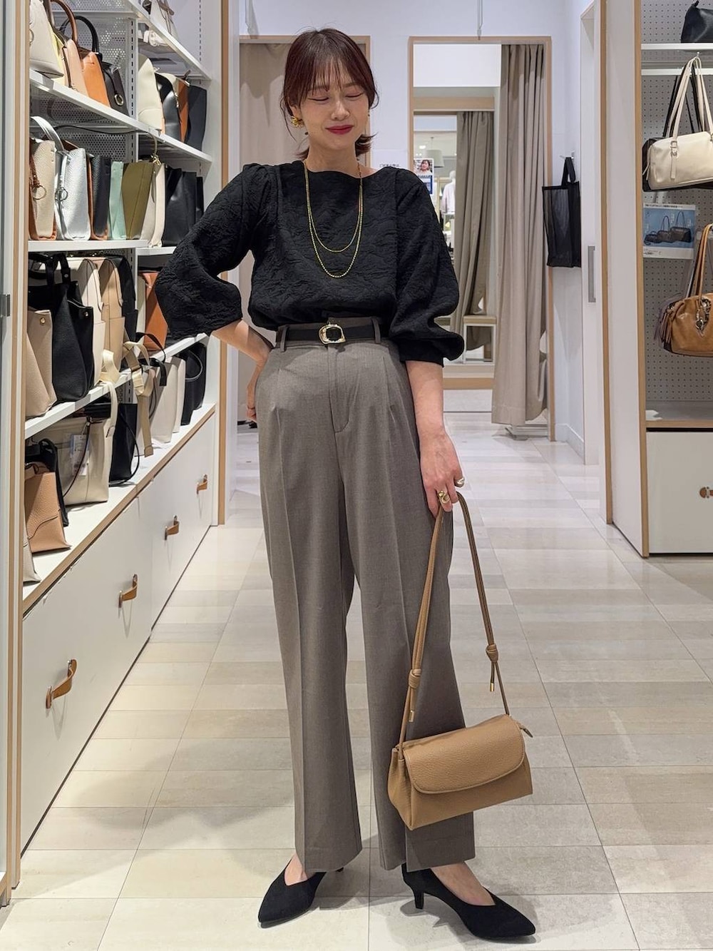 その他のパンプス、ブラウン系のスラックス、ブラック系のトートバッグを着用したレディースの春コーディネートの5枚目の写真