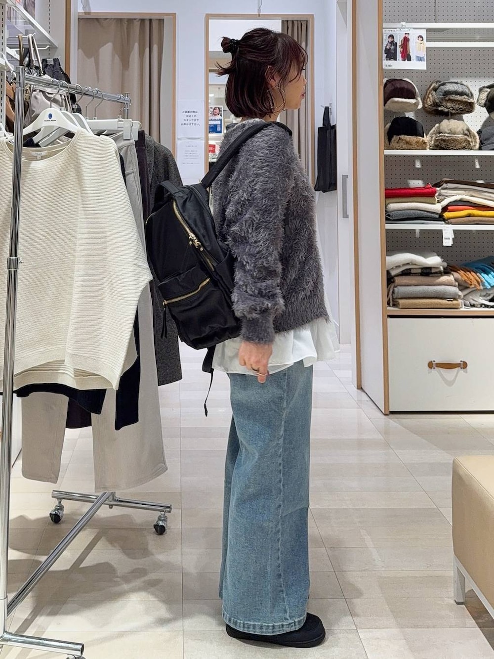 ブラック系のバックパック/リュック、グレー系のワンピース、ホワイト系のTシャツ/カットソーを着用したレディースの冬コーディネートの5枚目の写真