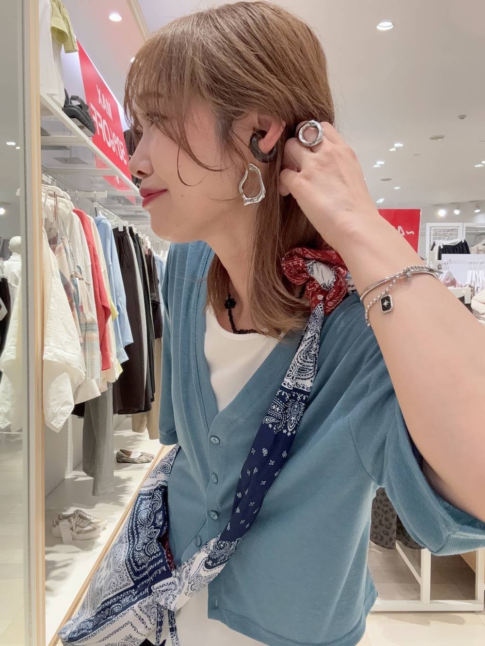 ブルー系のカーディガン/ボレロ、その他のサンダル、ブラック系のその他パンツを着用したレディースの夏コーディネートの2枚目の写真
