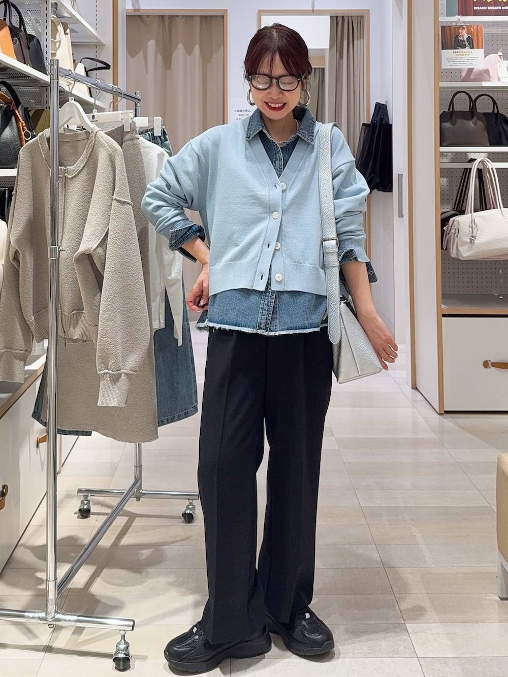 シルバー系のパンプス、ブラック系のキャミソール、ブラック系のその他パンツを着用したレディースの春コーディネートの4枚目の写真