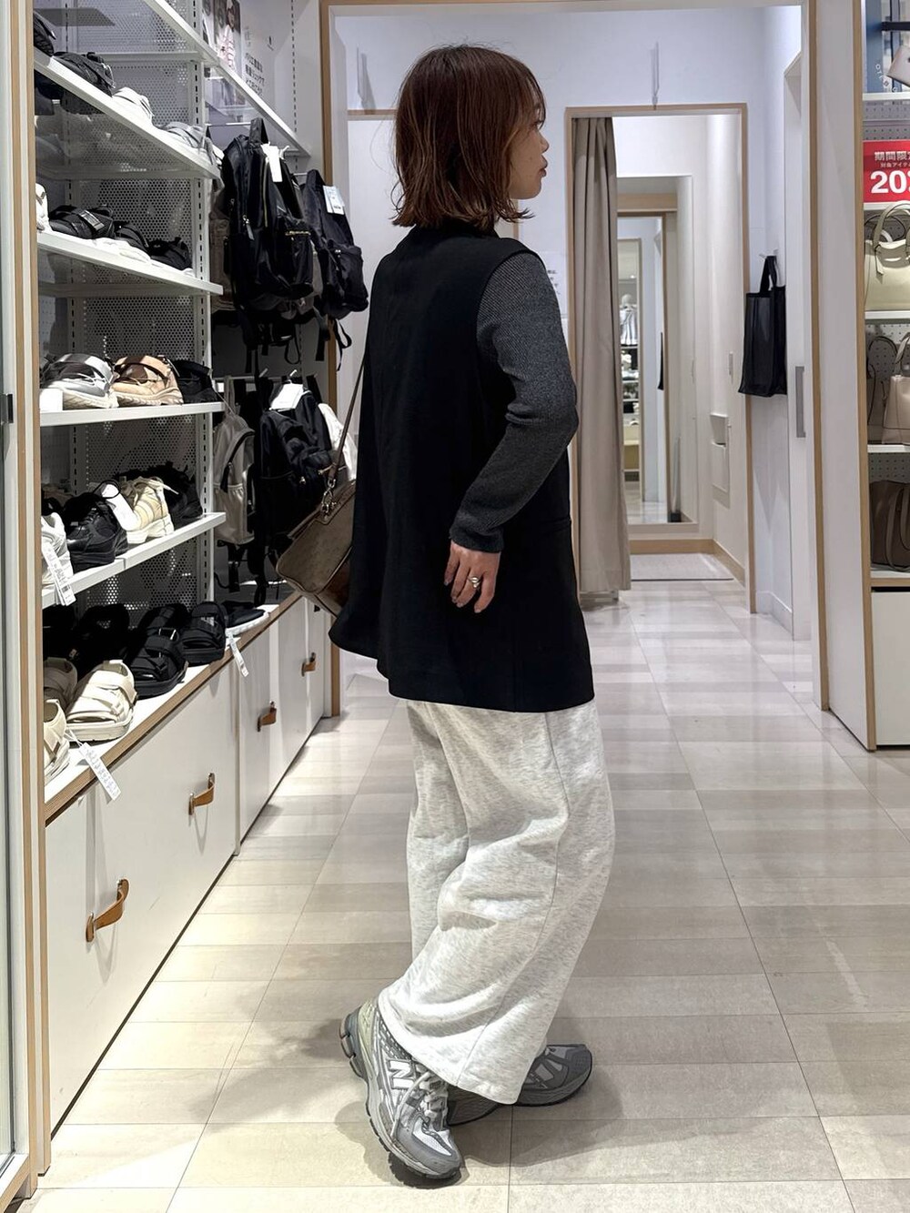 「きれいめ、着痩せ・細見え、ママコーデ、体型カバー、カジュアル、GLOBAL WORK、ベーシック/シンプル」|「GLOBAL WORKのマルチWAYパールチャーム/251929(キーケース/キーアクセサリー、ブルー系)」を使った、せこ子さん(レディース・159cm)の春コーディネートの3枚目の写真