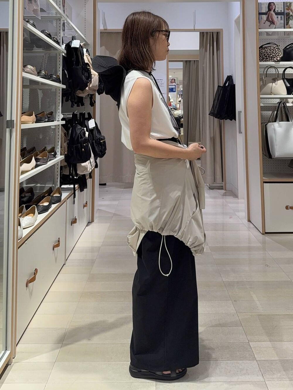 シルバー系のショルダーバッグ、グレー系のサンダル、ブラック系のその他パンツを着用したレディースの夏コーディネートの6枚目の写真