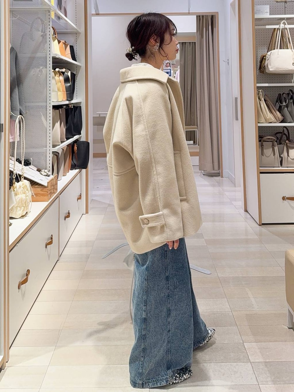 ホワイト系のシャツ/ブラウス、ホワイト系のステンカラーコート、イエロー系のカーディガン/ボレロを着用したレディースの冬コーディネートの6枚目の写真