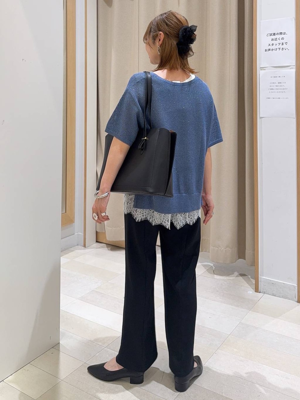 ブラック系のパンプス、ブラック系のトートバッグ、ブラック系のその他パンツを着用したレディースの春コーディネートの8枚目の写真