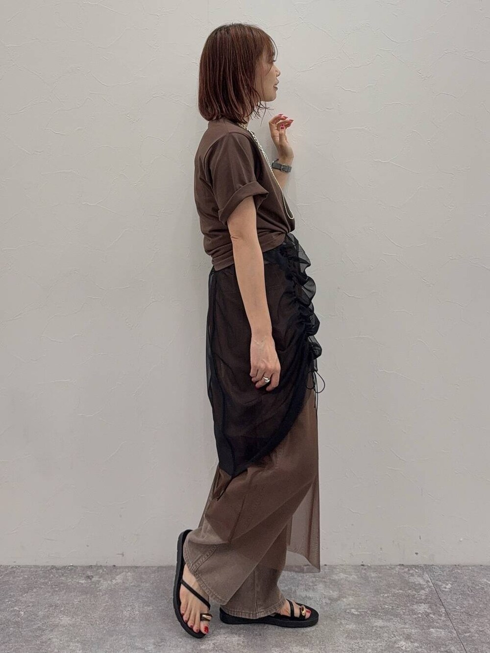 ホワイト系のTシャツ/カットソー、グリーン系のその他パンツ、ベージュ系のキャップを着用したレディースの夏コーディネートの5枚目の写真