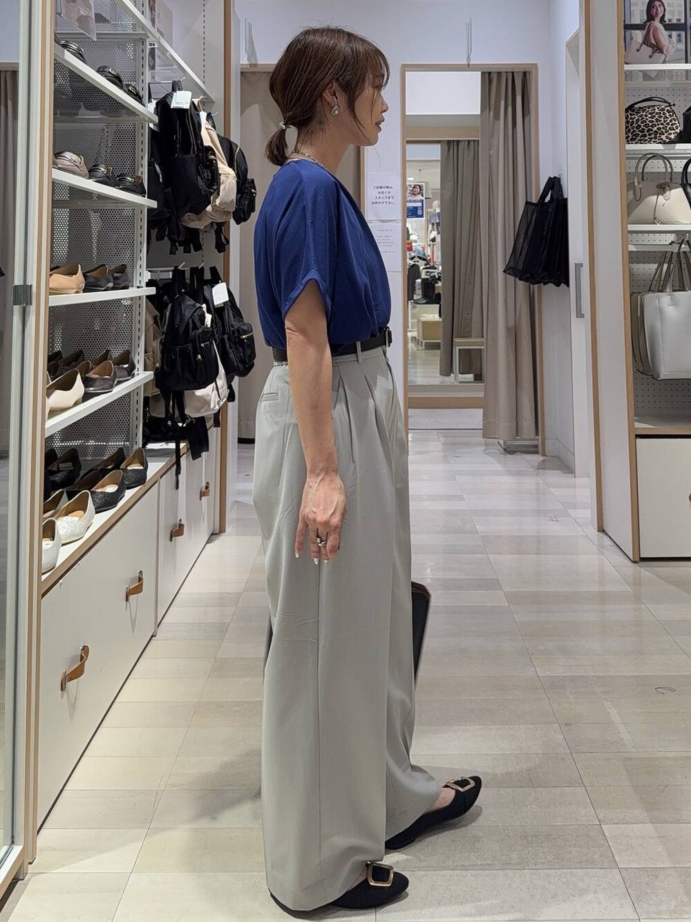 ブラック系のトートバッグ、ブラック系のパンプス、グレー系のその他パンツを着用したレディースの夏コーディネートの6枚目の写真