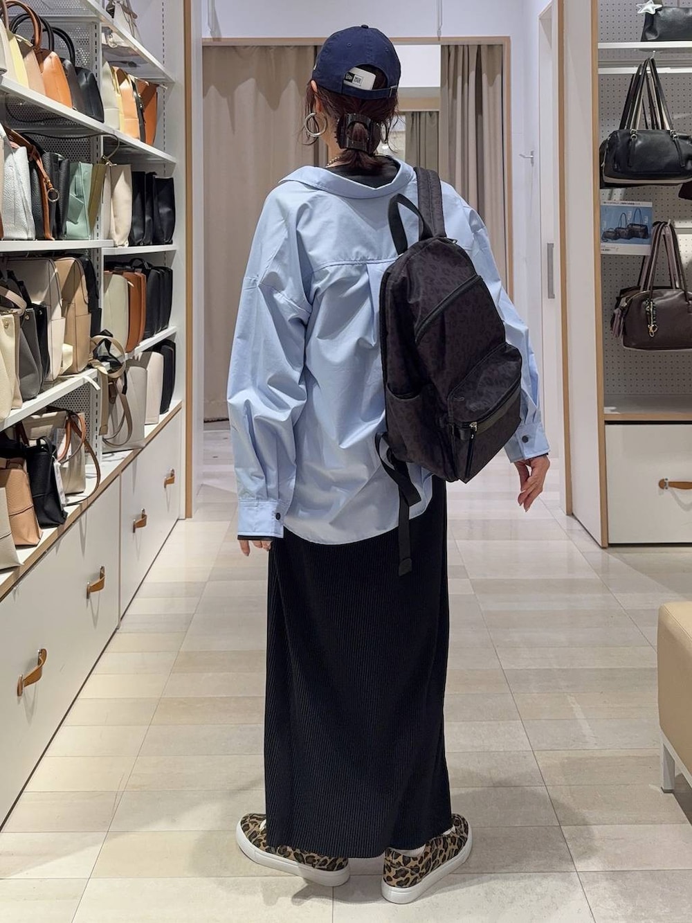 その他のバックパック/リュック、ブルー系のシャツ/ブラウス、グレー系のTシャツ/カットソーを着用したレディースの春コーディネートの7枚目の写真