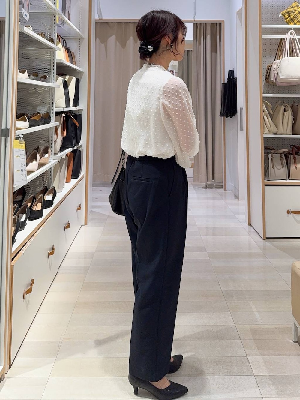 ブラック系のパンプス、ホワイト系のシャツ/ブラウス、ブルー系のその他アウターを着用したレディースの冬コーディネートの5枚目の写真