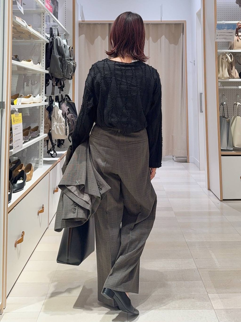 ブラウン系のローファー、ホワイト系のTシャツ/カットソー、ベージュ系のカーディガン/ボレロを着用したレディースの秋コーディネートの8枚目の写真