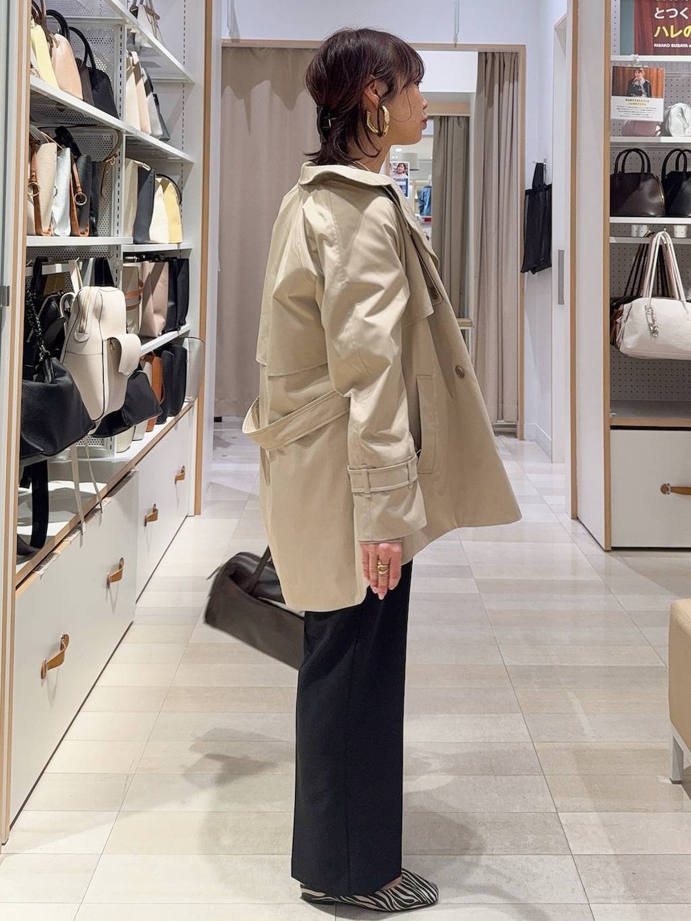 その他のパンプス、ブラック系のセットアップ、ベージュ系のトレンチコートを着用したレディースの冬コーディネートの6枚目の写真