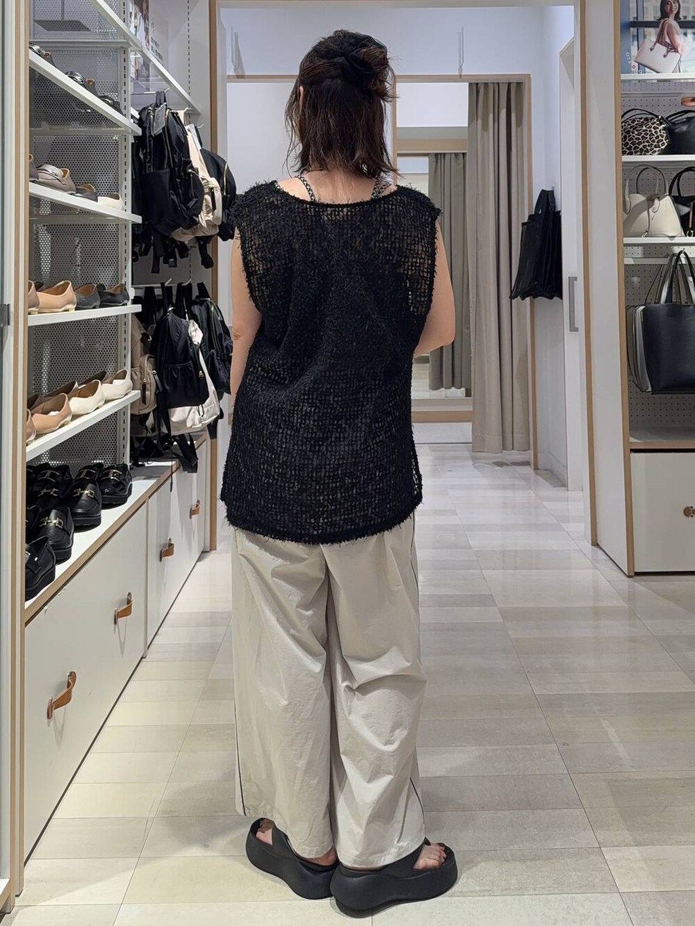 ブラック系のキャミソール、ベージュ系のその他パンツ、ブラック系のTシャツ/カットソーを着用したレディースの夏コーディネートの9枚目の写真