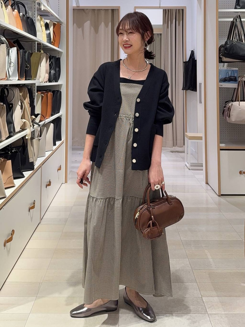 ブラック系のバレエシューズ、ブラック系のトートバッグ、ブラック系のカーディガン/ボレロを着用したレディースの春コーディネートの6枚目の写真