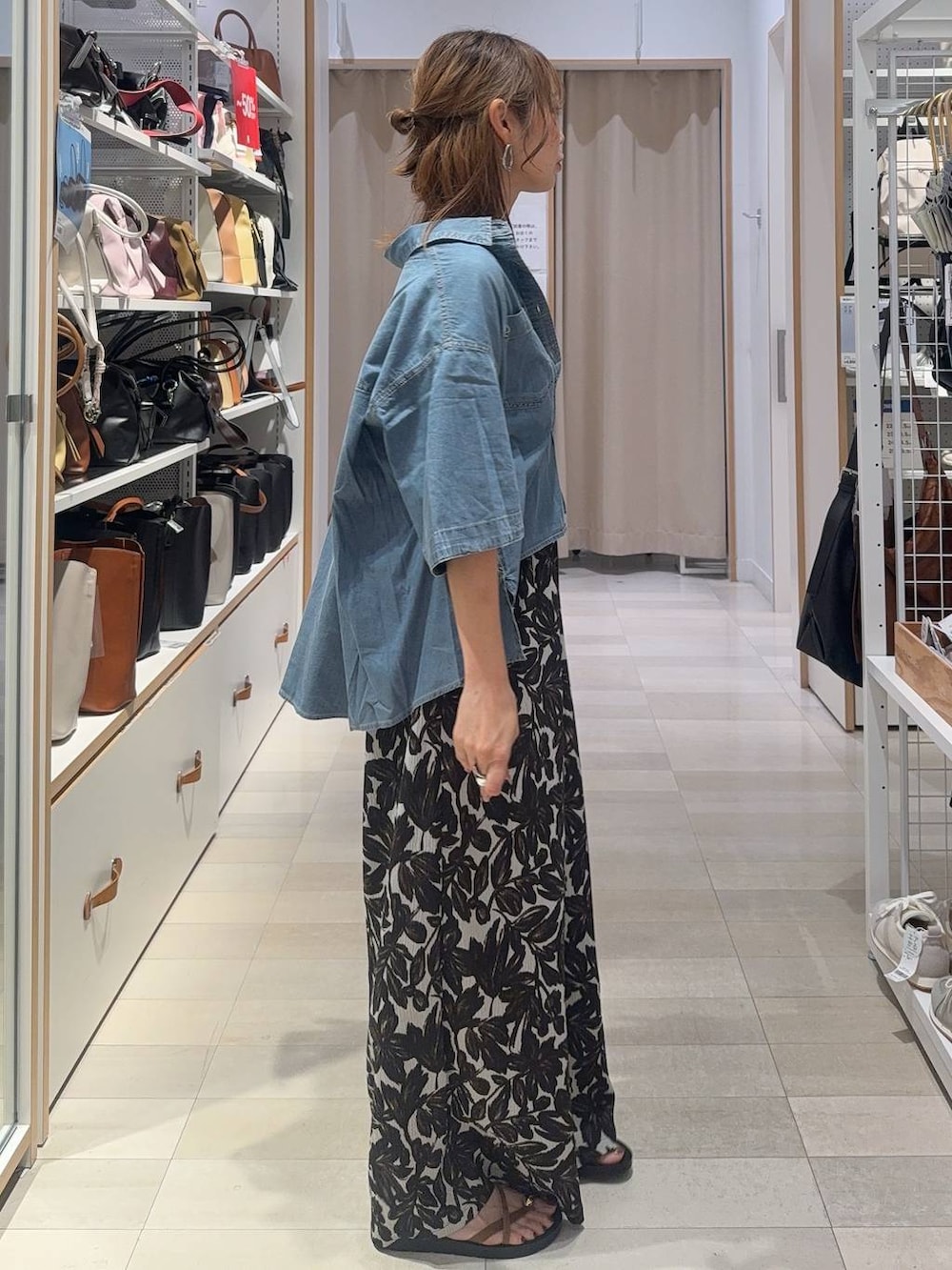 ベージュ系のその他パンツ、ホワイト系のタンクトップ、ブルー系のシャツ/ブラウスを着用したレディースの夏コーディネートの7枚目の写真