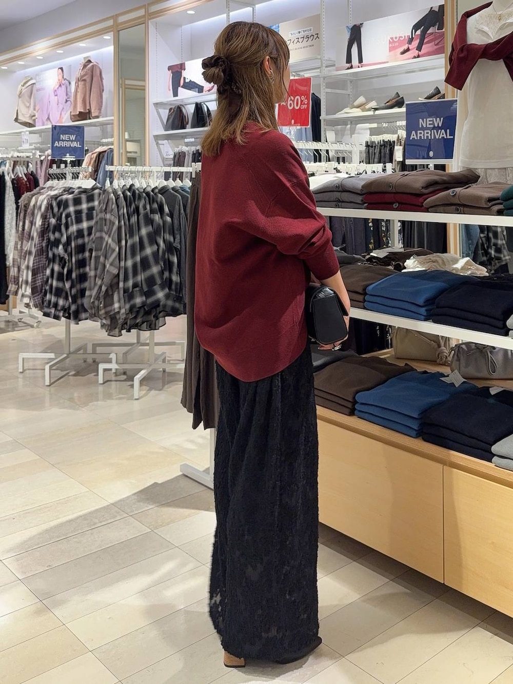 ブラック系のその他パンツ、ブラック系のショルダーバッグ、レッド系のカーディガン/ボレロを着用したレディースの秋コーディネートの2枚目の写真
