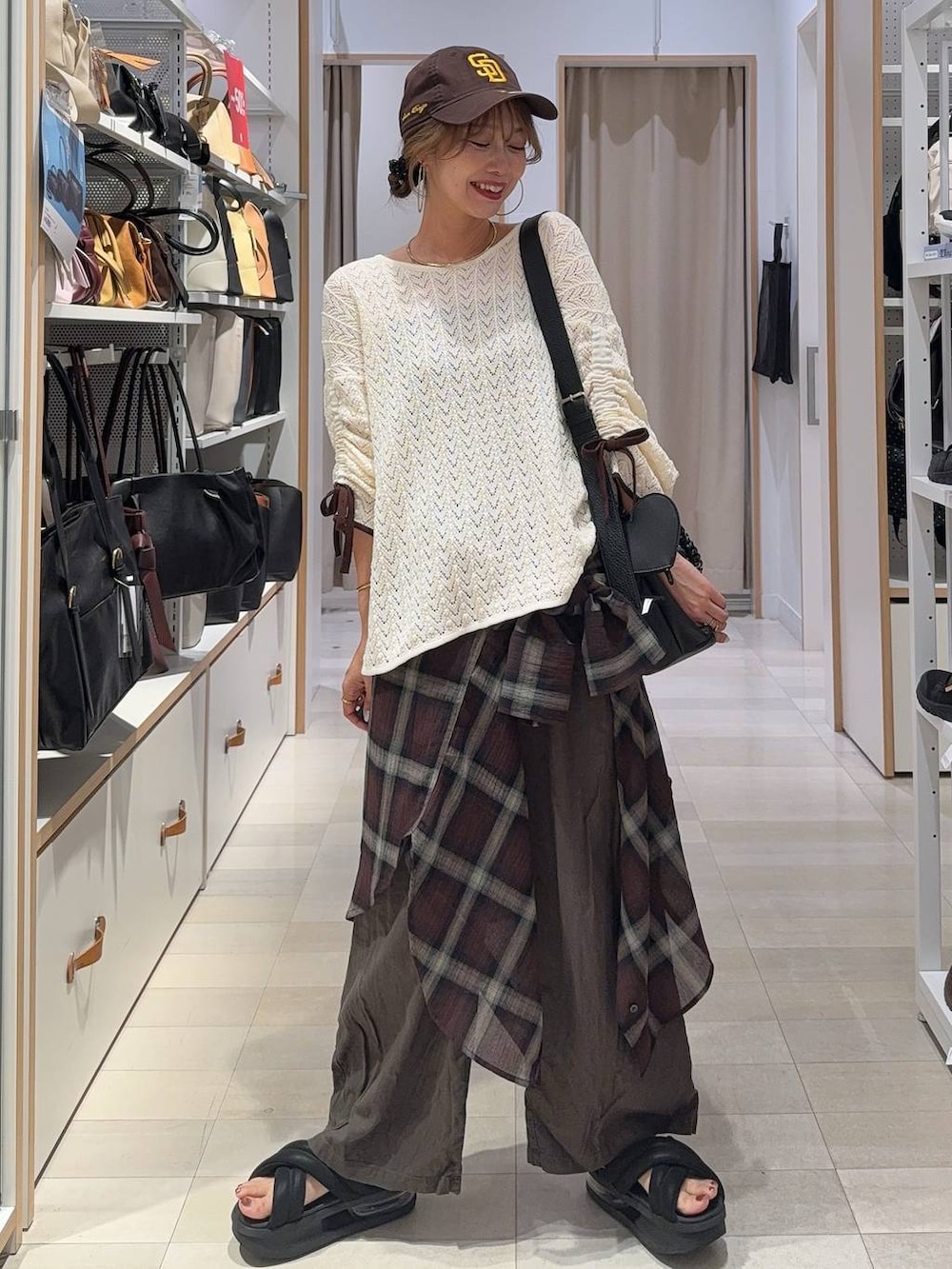ブラウン系のその他パンツ、ブラウン系のシャツ/ブラウス、ゴールド系のネックレスを着用したレディースの夏コーディネートの3枚目の写真