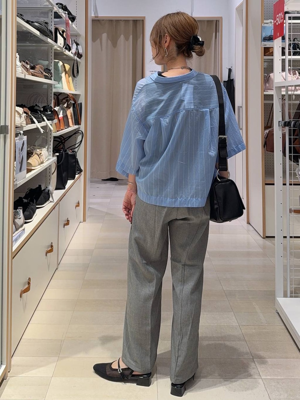 グレー系のその他パンツ、ブルー系のシャツ/ブラウス、ブラック系のタンクトップを着用したレディースの夏コーディネートの5枚目の写真