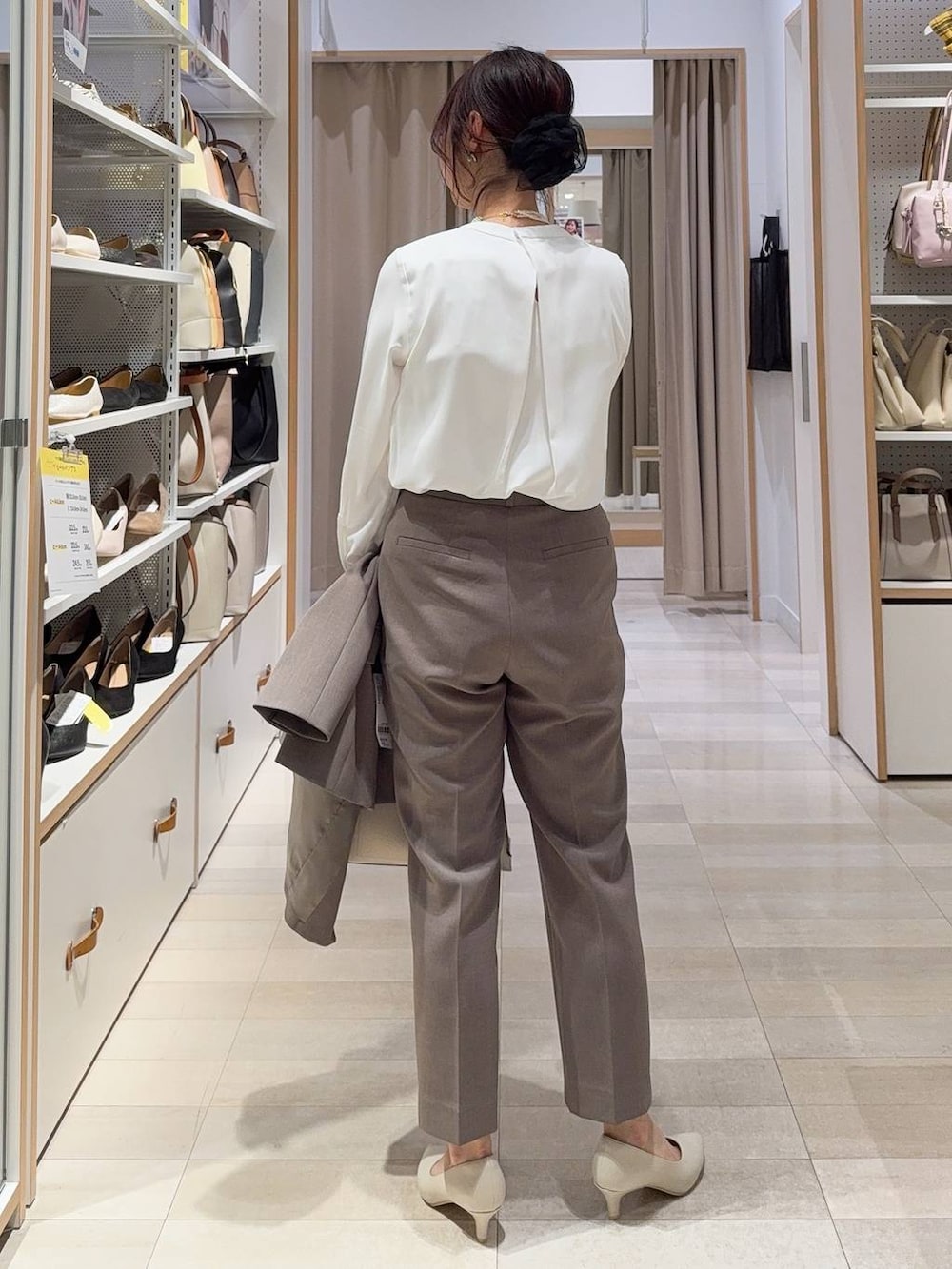 ホワイト系のパンプス、ホワイト系のシャツ/ブラウス、ブラウン系のその他パンツを着用したレディースの冬コーディネートの7枚目の写真