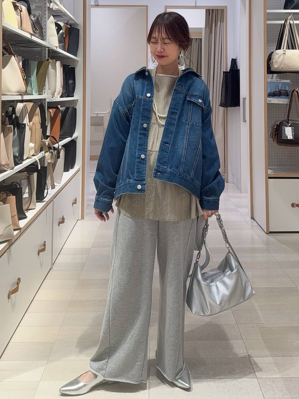 シルバー系のパンプス、ホワイト系のTシャツ/カットソー、ブルー系のデニムジャケットを着用したレディースの春コーディネートの3枚目の写真