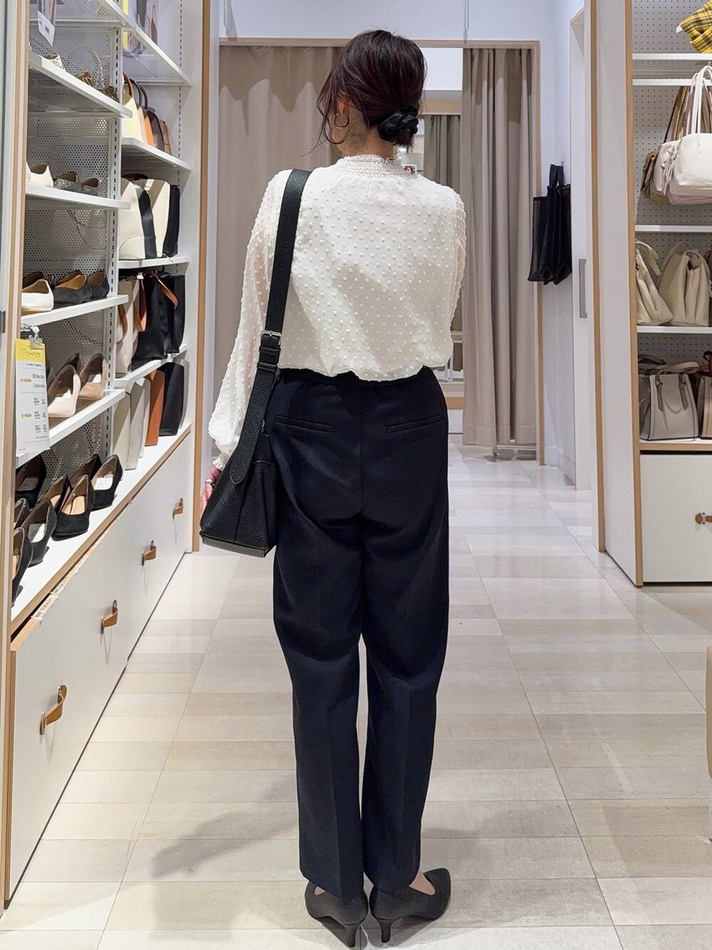 ブラック系のパンプス、ホワイト系のシャツ/ブラウス、ブルー系のその他アウターを着用したレディースの冬コーディネートの6枚目の写真