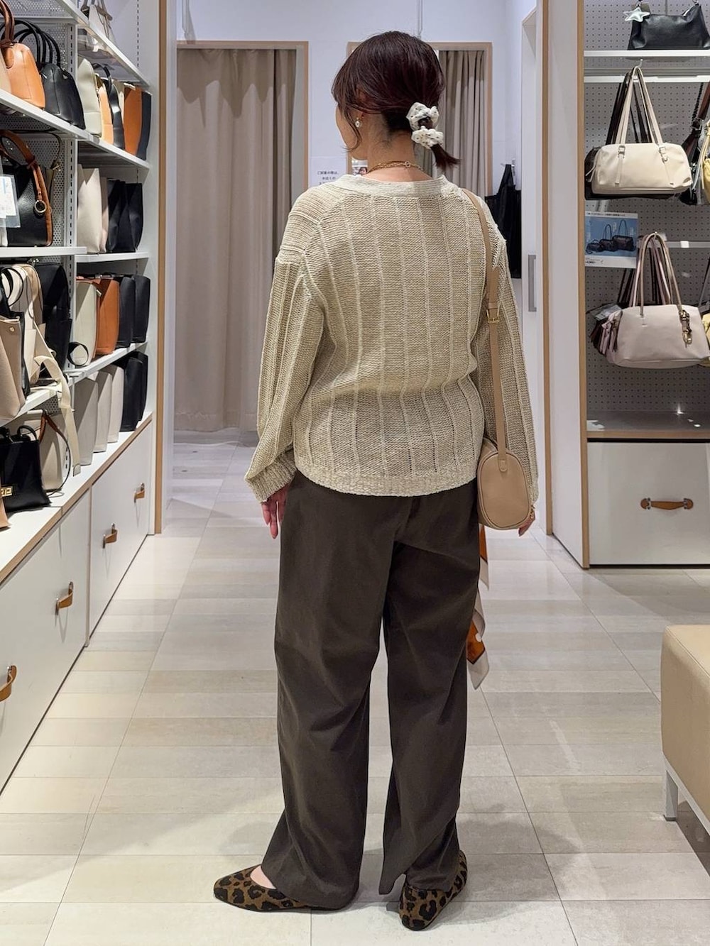 その他のパンプス、ブラウン系のその他パンツ、ベージュ系のショルダーバッグを着用したレディースの春コーディネートの4枚目の写真