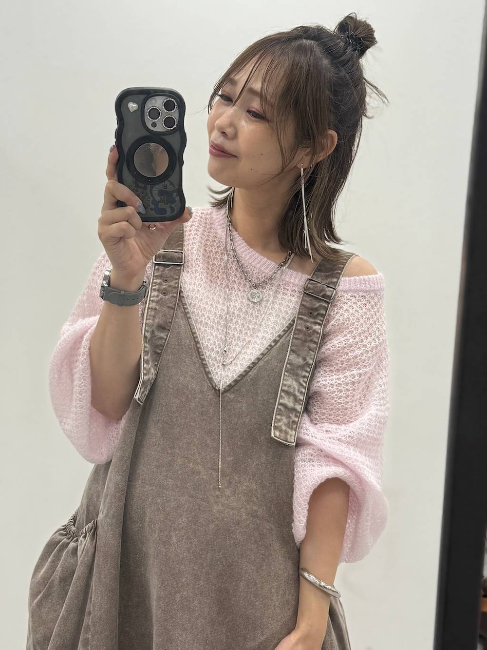 ブラック系のスニーカー、グレー系のトートバッグ、グレー系のニット/セーターを着用したレディースの秋コーディネートの4枚目の写真