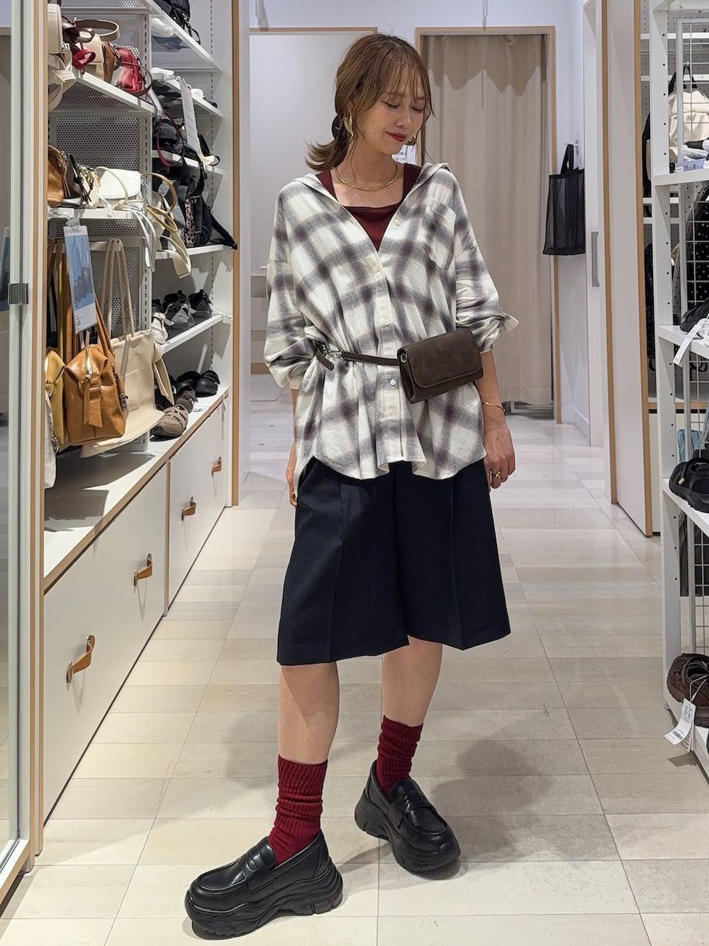 ブラック系のショルダーバッグ、ブルー系のシャツ/ブラウス、ブルー系のその他パンツを着用したレディースの秋コーディネートの6枚目の写真