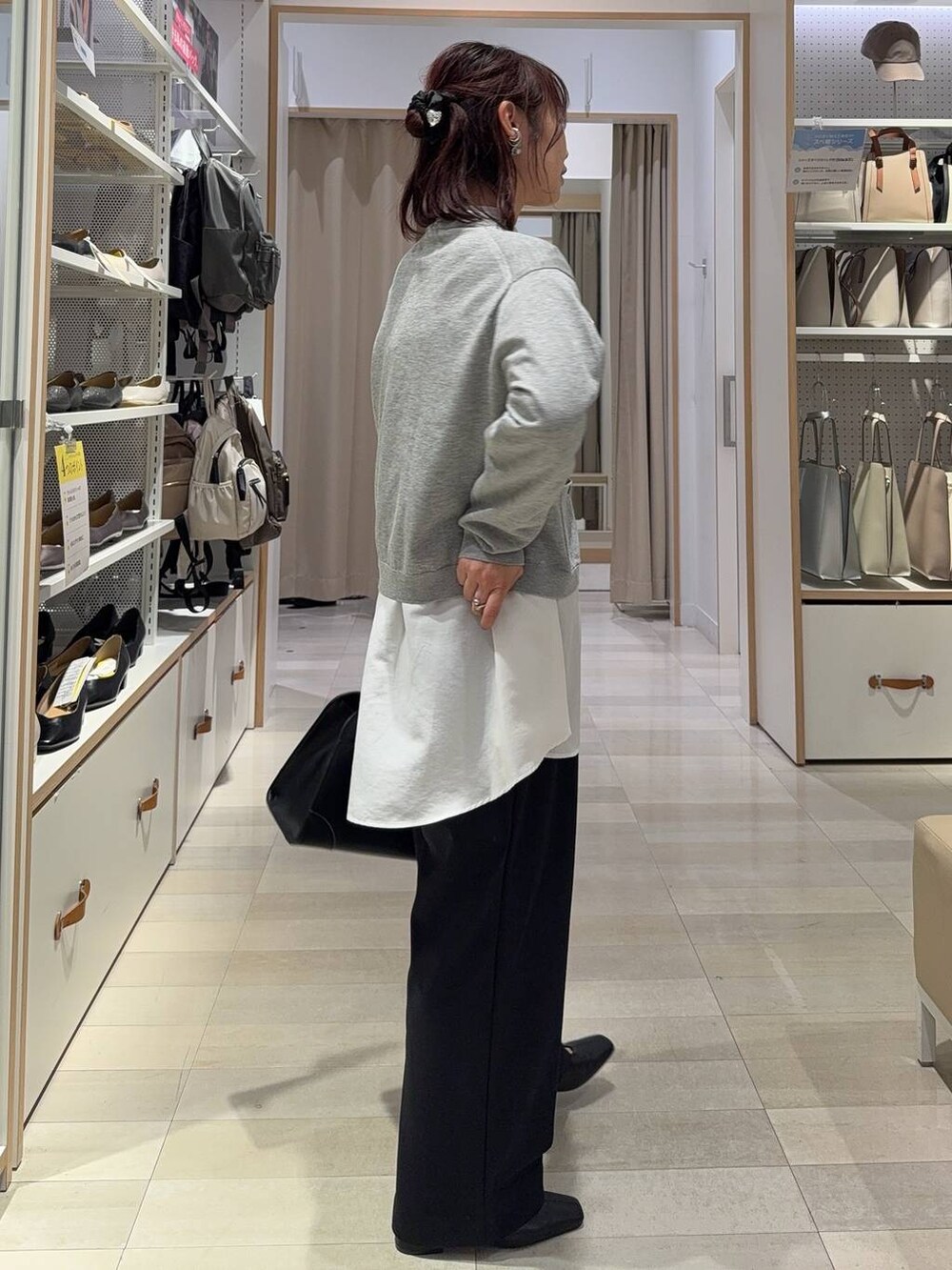 グレー系のカーディガン/ボレロ、ブラック系のショルダーバッグ、ホワイト系のシャツ/ブラウスを着用したレディースの秋コーディネートの3枚目の写真