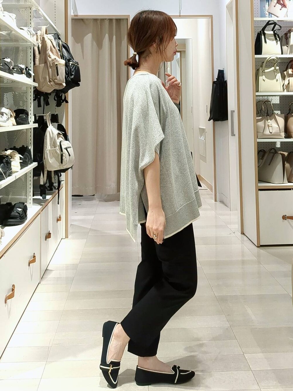 ブラック系のその他パンツ、ブラック系のショルダーバッグ、グレー系のニット/セーターを着用したレディースの夏コーディネートの3枚目の写真