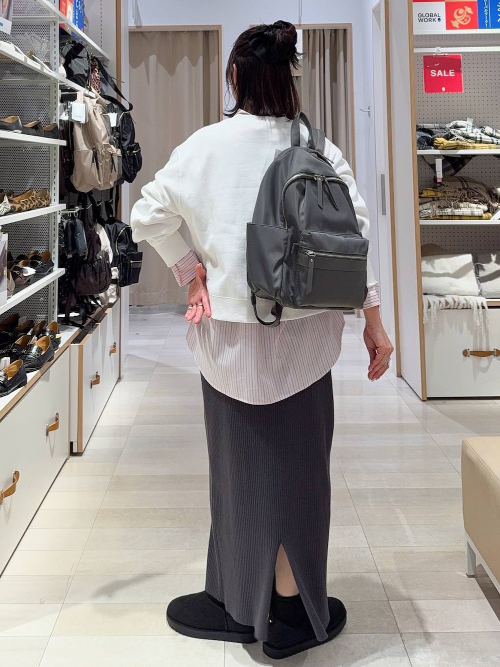 グレー系のバックパック/リュック、ピンク系のシャツ/ブラウス、グレー系のワンピースを着用したレディースの冬コーディネートの6枚目の写真