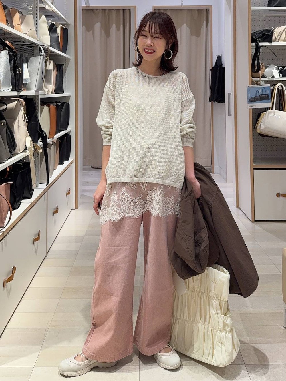 ブルー系のデニムパンツ、ブルー系のデニムパンツ、ブルー系のニット/セーターを着用したレディースの春コーディネートの6枚目の写真