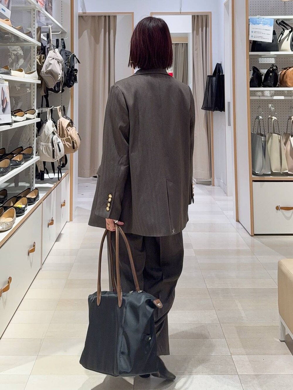 ブラック系のトートバッグ、ブラック系のシャツ/ブラウス、ブラック系のその他シューズを着用したレディースの秋コーディネートの4枚目の写真