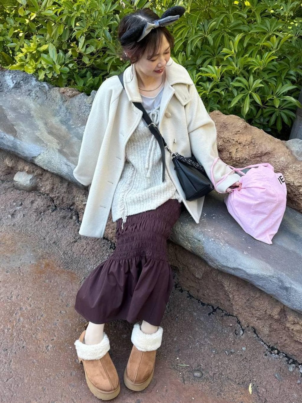 ホワイト系のニット/セーター、ブラック系のスカート、ベージュ系のブルゾンを着用したレディースの冬コーディネートの3枚目の写真