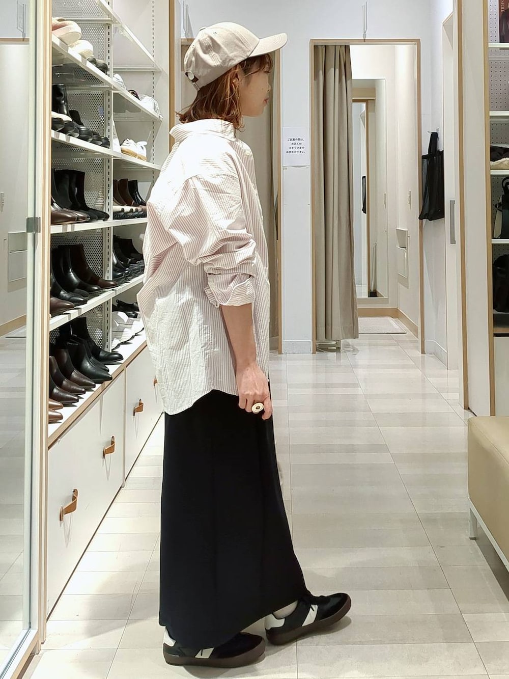 ブラック系のスニーカー、ホワイト系のショルダーバッグ、ピンク系のシャツ/ブラウスを着用したレディースの春コーディネートの3枚目の写真